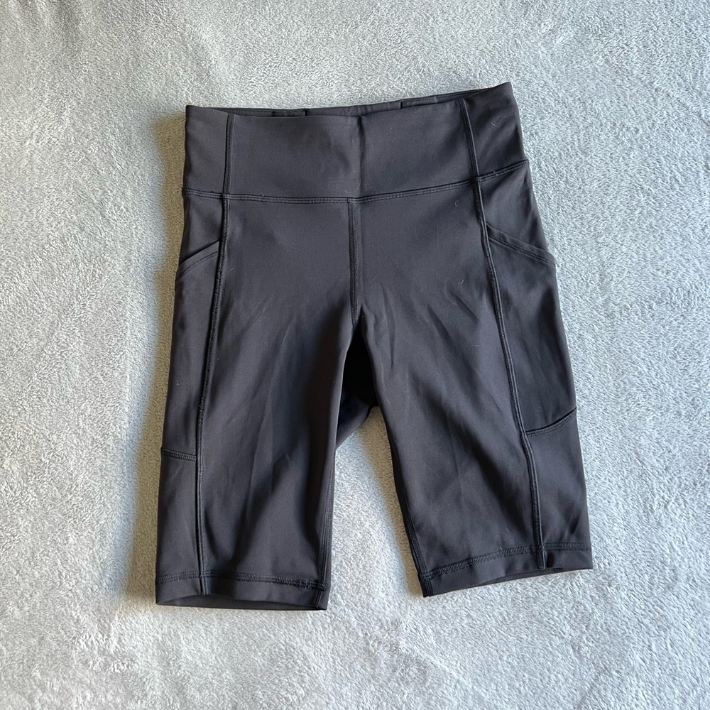 Lululemon biker shorts with pockets